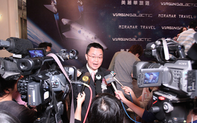 美麗華旅遊總經理李振庭進行簽署授權儀式