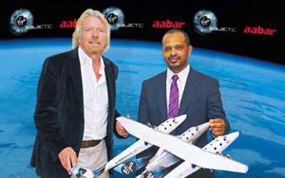 維珍集團創辦人理查‧布蘭森及 Aabar 總裁 Mohamed Badawy Al-Husseiny 於美國威斯康辛州奧什科什舉行的航空展中進行簽約儀式，是次航空展更是維珍銀河的太空母船首次在奧什科什進行公開飛行示範表演